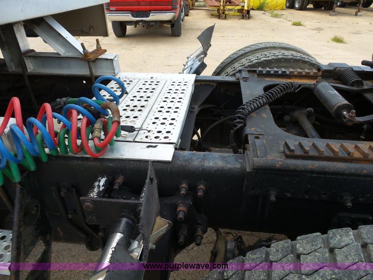 image for item K1183 1999 Freightliner FLD semi truck