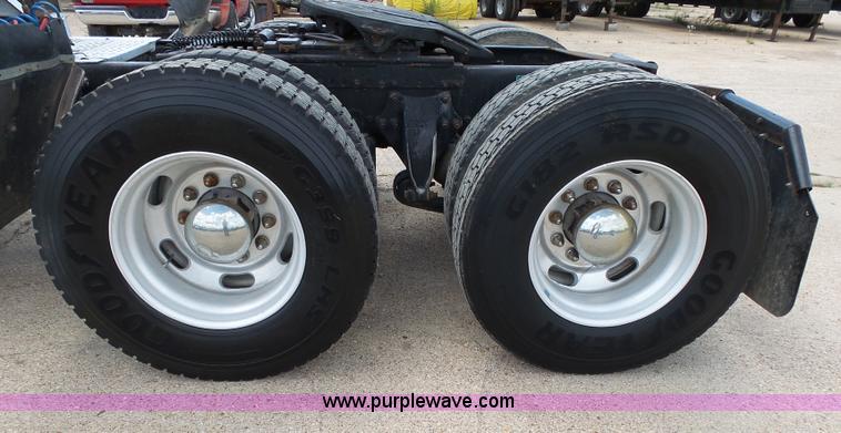 image for item K1183 1999 Freightliner FLD semi truck