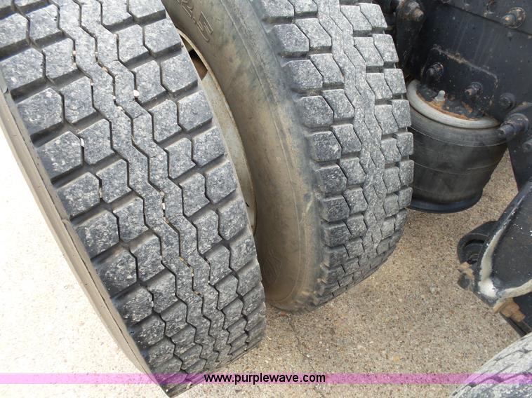 image for item K1183 1999 Freightliner FLD semi truck