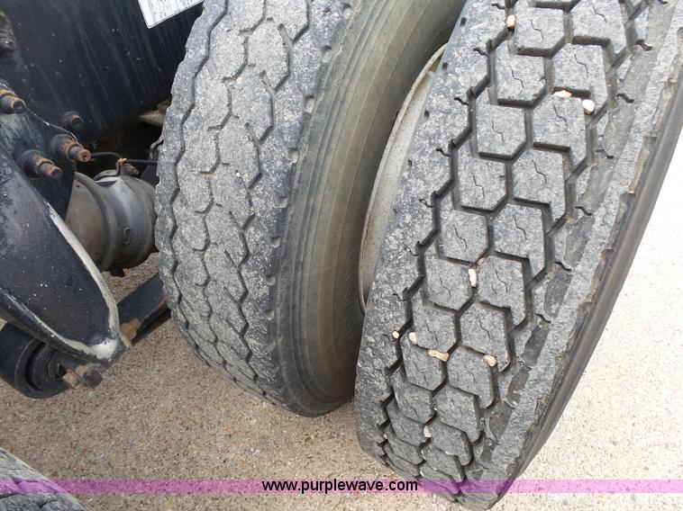 image for item K1183 1999 Freightliner FLD semi truck