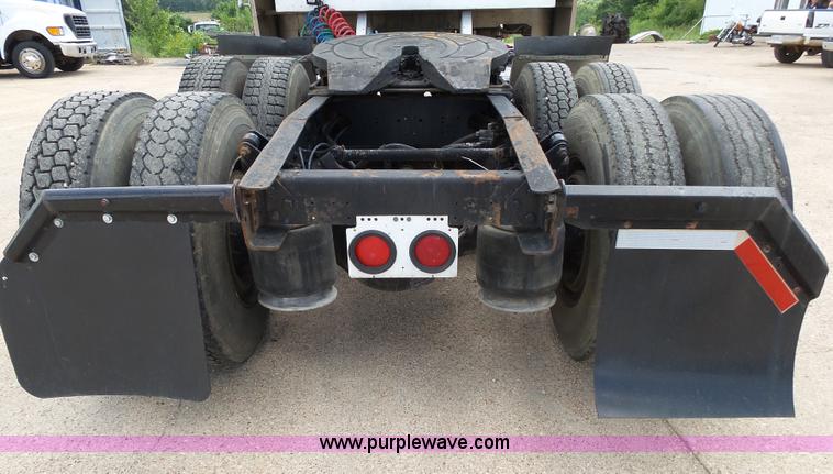 image for item K1183 1999 Freightliner FLD semi truck