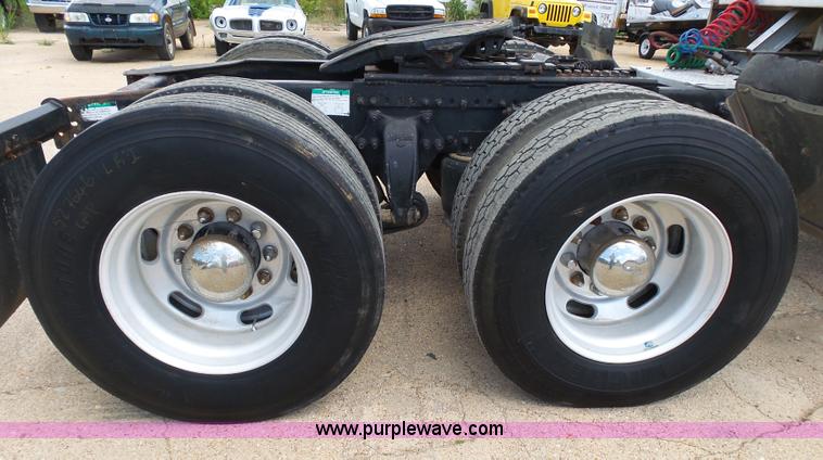 image for item K1183 1999 Freightliner FLD semi truck