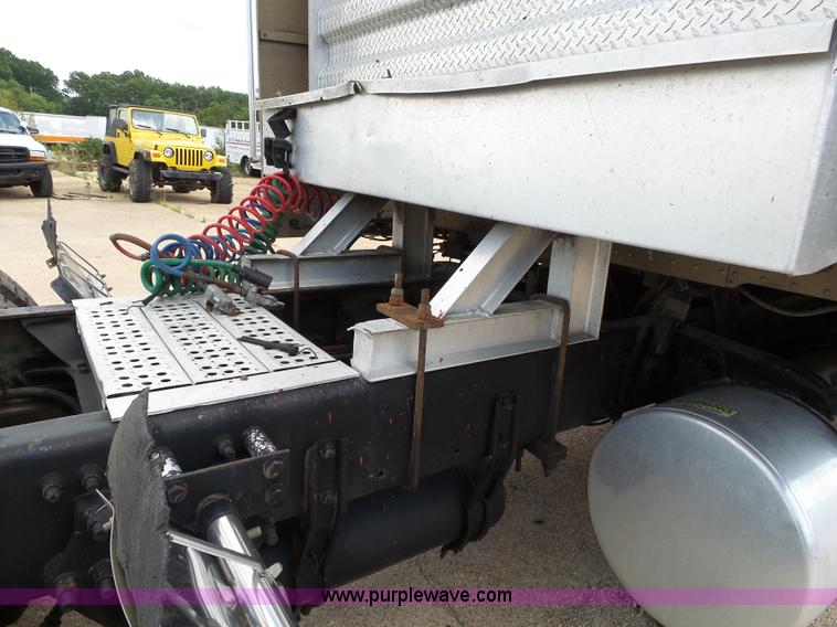 image for item K1183 1999 Freightliner FLD semi truck