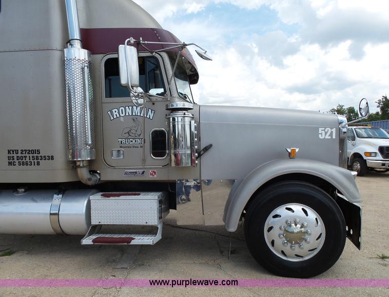 image for item K1183 1999 Freightliner FLD semi truck