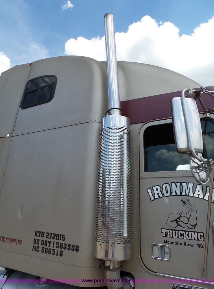 image for item K1183 1999 Freightliner FLD semi truck