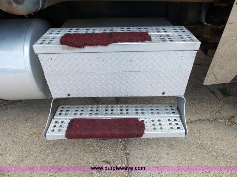 image for item K1183 1999 Freightliner FLD semi truck