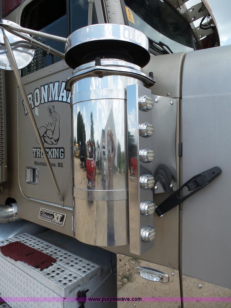 image for item K1183 1999 Freightliner FLD semi truck