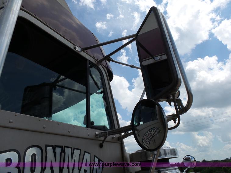 image for item K1183 1999 Freightliner FLD semi truck