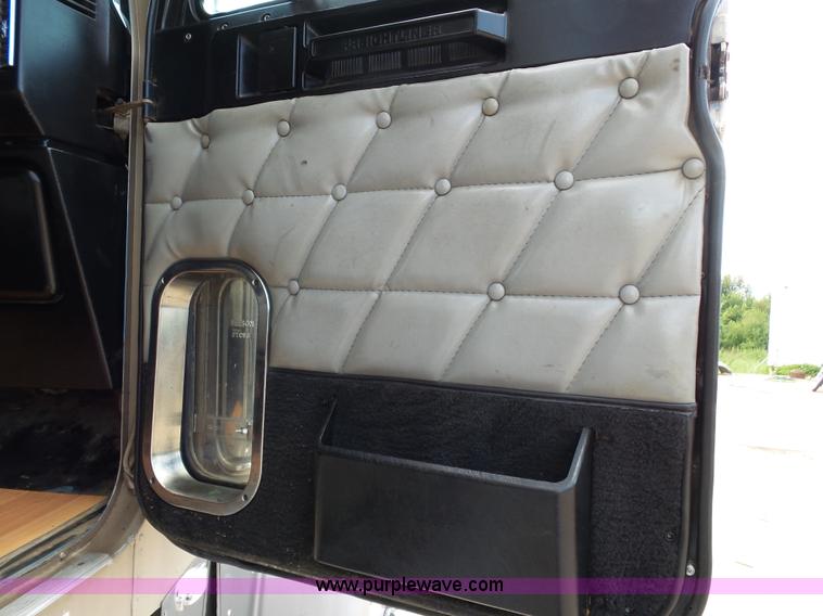 image for item K1183 1999 Freightliner FLD semi truck