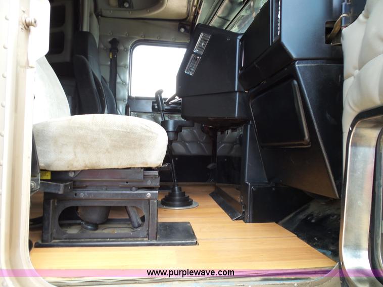 image for item K1183 1999 Freightliner FLD semi truck