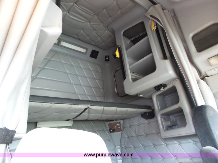 image for item K1183 1999 Freightliner FLD semi truck