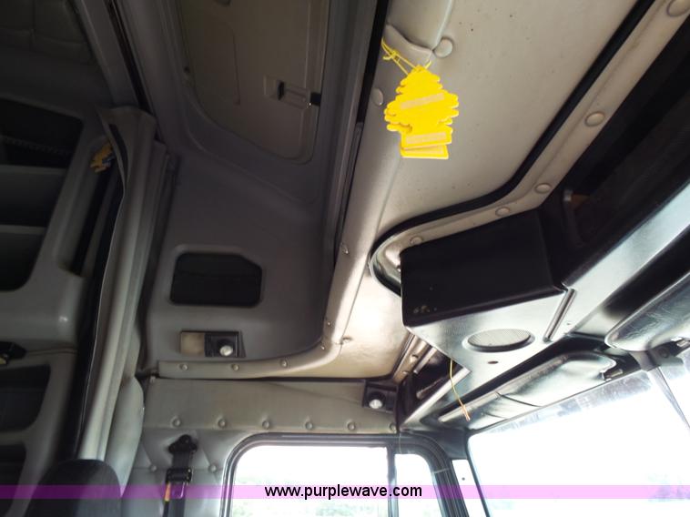 image for item K1183 1999 Freightliner FLD semi truck