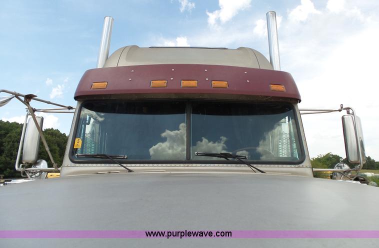 image for item K1183 1999 Freightliner FLD semi truck