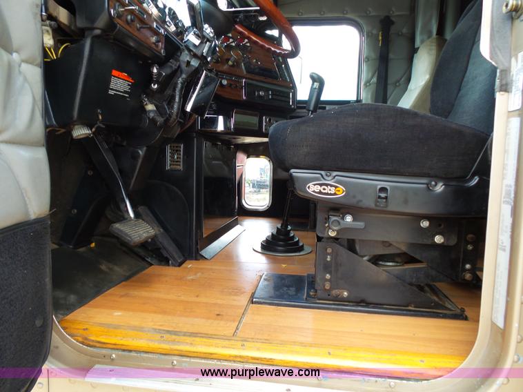 image for item K1183 1999 Freightliner FLD semi truck