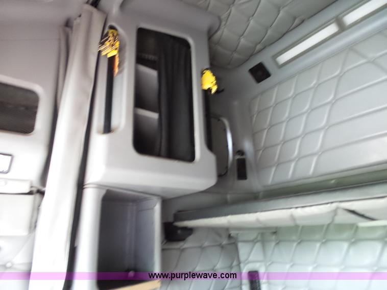 image for item K1183 1999 Freightliner FLD semi truck