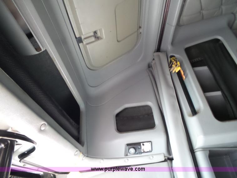 image for item K1183 1999 Freightliner FLD semi truck