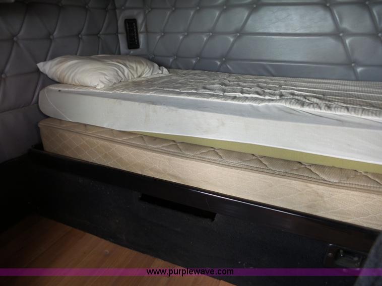 image for item K1183 1999 Freightliner FLD semi truck