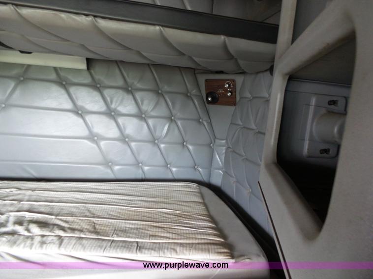 image for item K1183 1999 Freightliner FLD semi truck