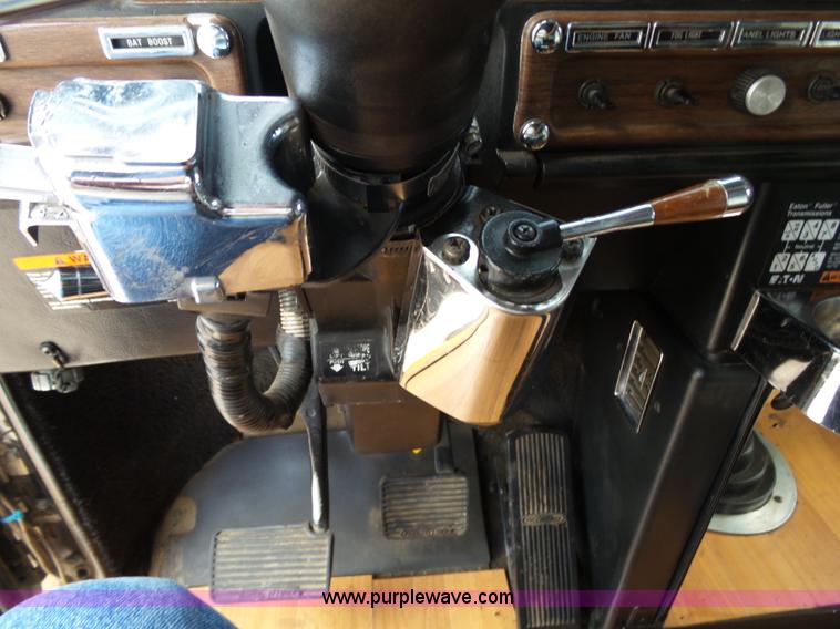 image for item K1183 1999 Freightliner FLD semi truck