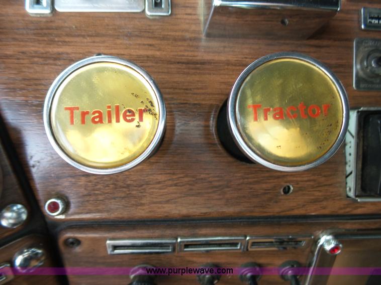 image for item K1183 1999 Freightliner FLD semi truck