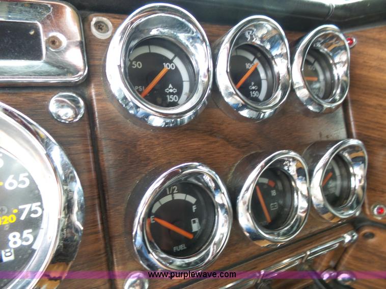 image for item K1183 1999 Freightliner FLD semi truck