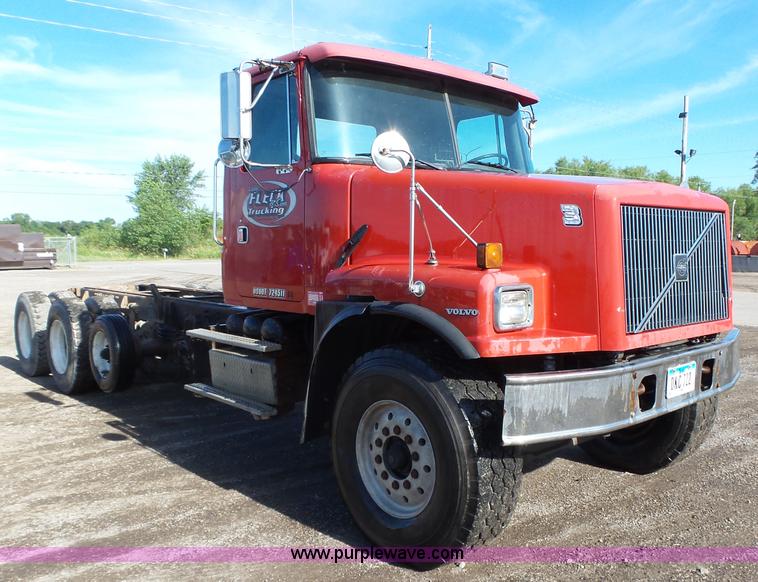 image for item K2222 2000 Volvo WG64F truck chassis