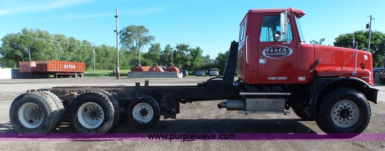 image for item K2222 2000 Volvo WG64F truck chassis