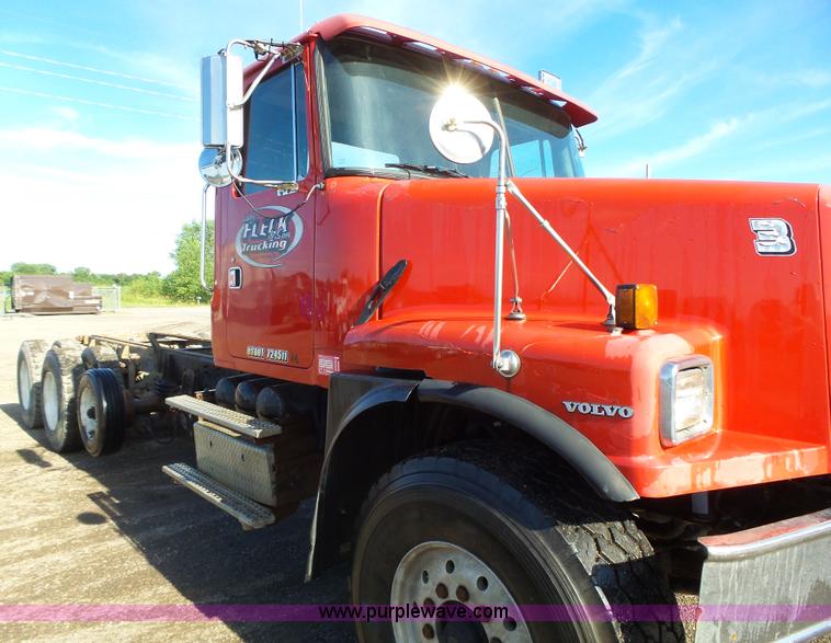 image for item K2222 2000 Volvo WG64F truck chassis