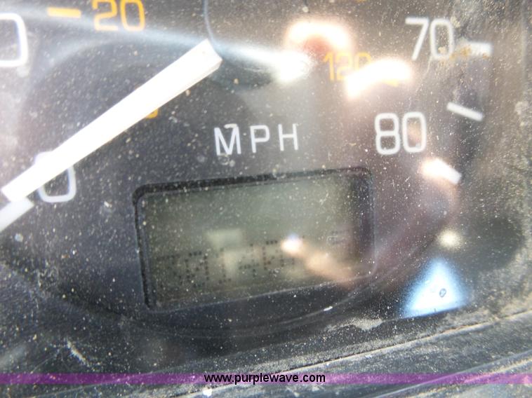 image for item K2222 2000 Volvo WG64F truck chassis