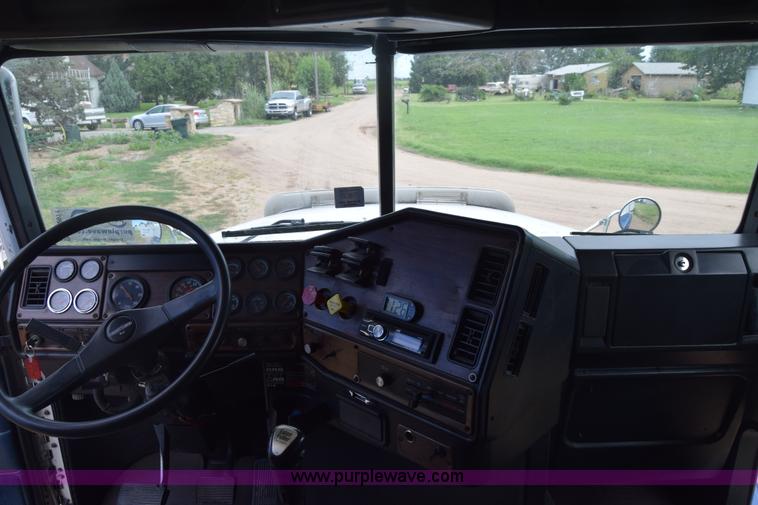 image for item K2971 1994 Freightliner FLD semi truck