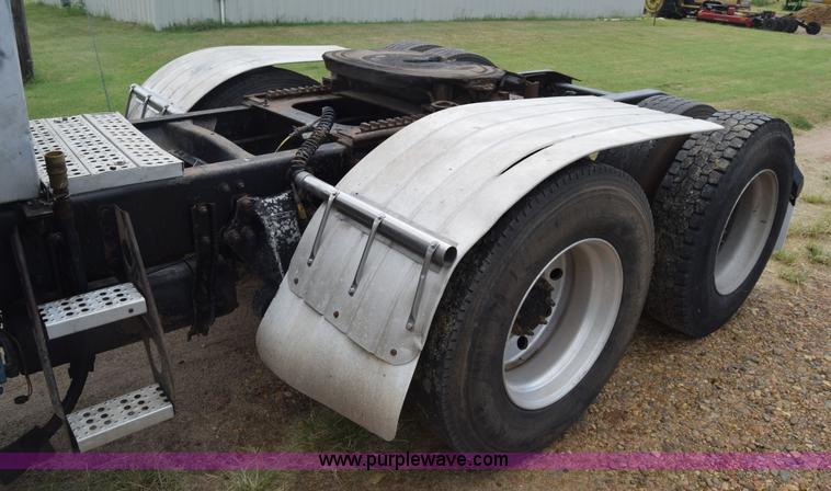 image for item K2971 1994 Freightliner FLD semi truck