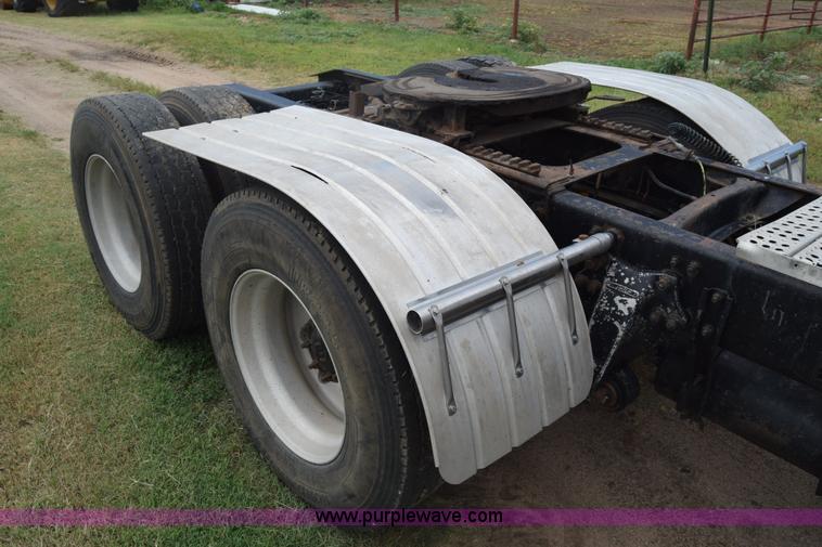 image for item K2971 1994 Freightliner FLD semi truck