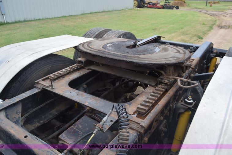 image for item K2971 1994 Freightliner FLD semi truck