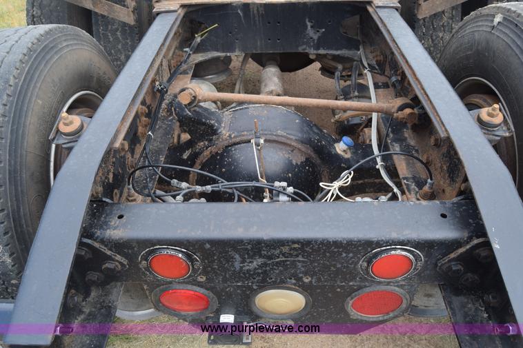 image for item K2971 1994 Freightliner FLD semi truck