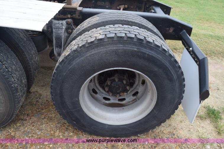 image for item K2971 1994 Freightliner FLD semi truck