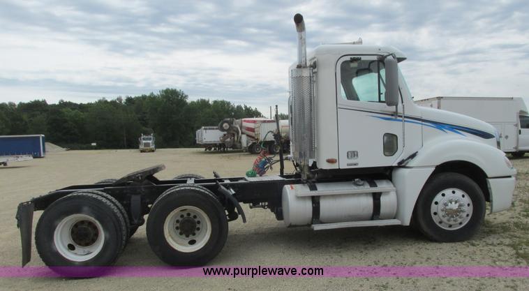 image for item K4059 2006 Freightliner Columbia semi truck