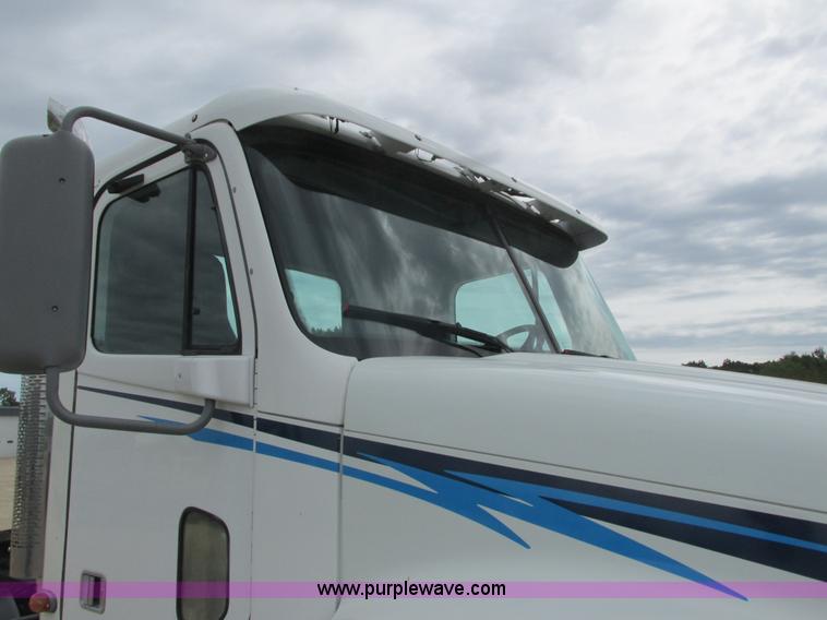 image for item K4059 2006 Freightliner Columbia semi truck