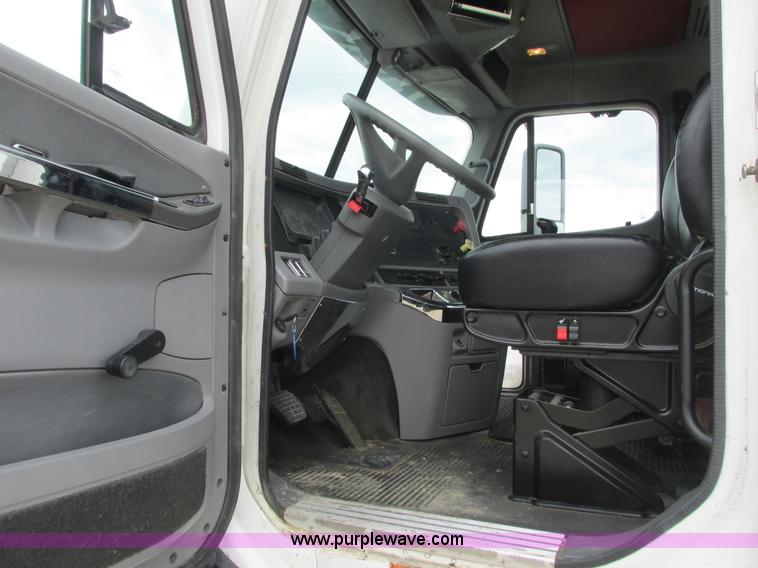 image for item K4059 2006 Freightliner Columbia semi truck