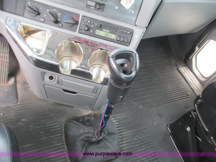 image for item K4059 2006 Freightliner Columbia semi truck