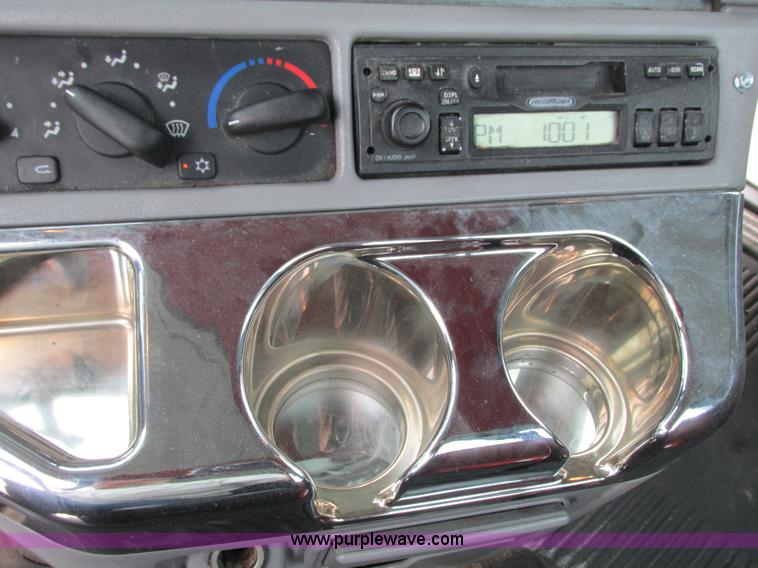 image for item K4059 2006 Freightliner Columbia semi truck