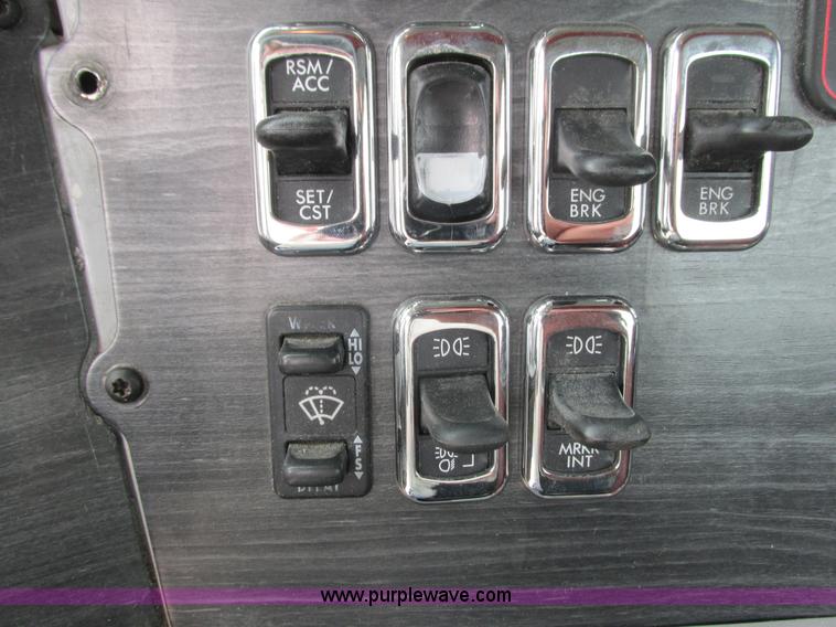 image for item K4059 2006 Freightliner Columbia semi truck