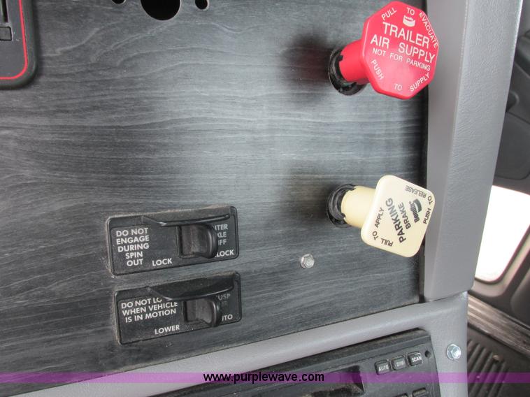 image for item K4059 2006 Freightliner Columbia semi truck