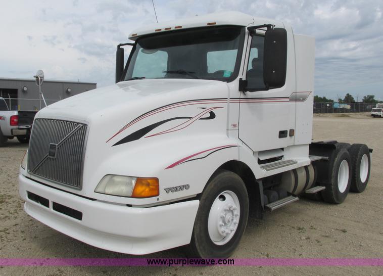 image for item K4060 1998 Volvo VN semi truck