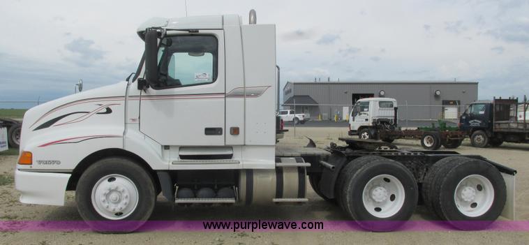 image for item K4060 1998 Volvo VN semi truck