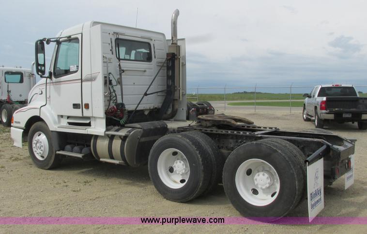 image for item K4060 1998 Volvo VN semi truck