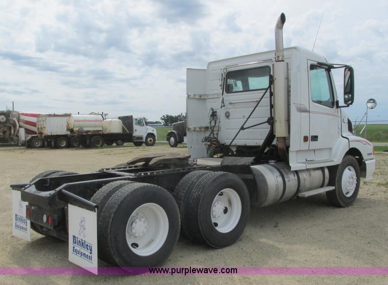 image for item K4060 1998 Volvo VN semi truck