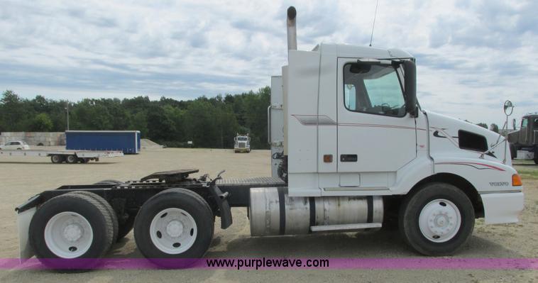 image for item K4060 1998 Volvo VN semi truck