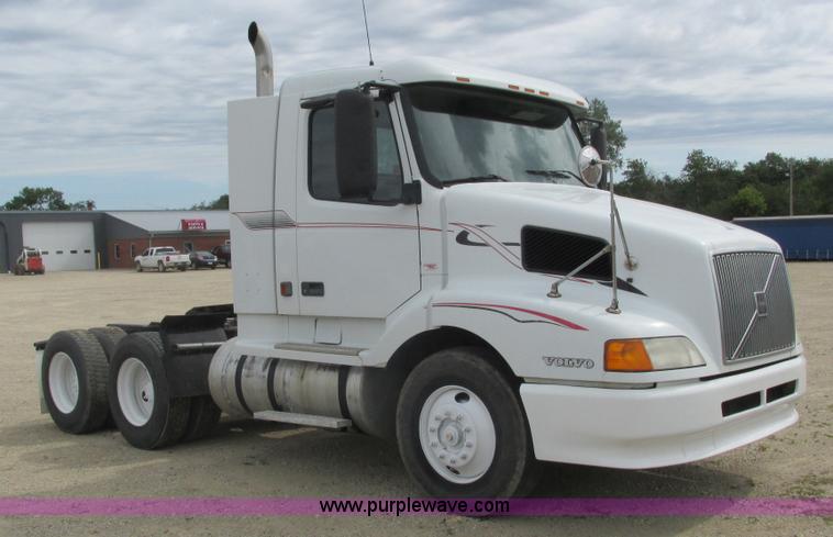 image for item K4060 1998 Volvo VN semi truck