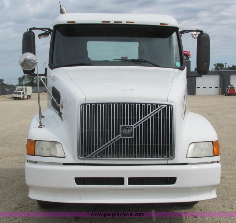 image for item K4060 1998 Volvo VN semi truck