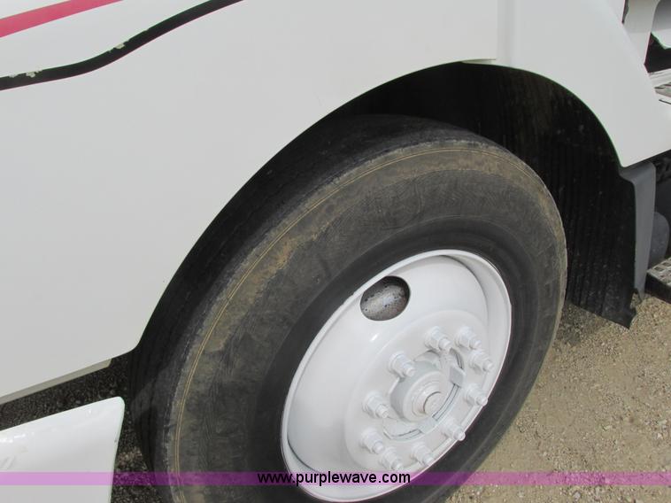 image for item K4060 1998 Volvo VN semi truck